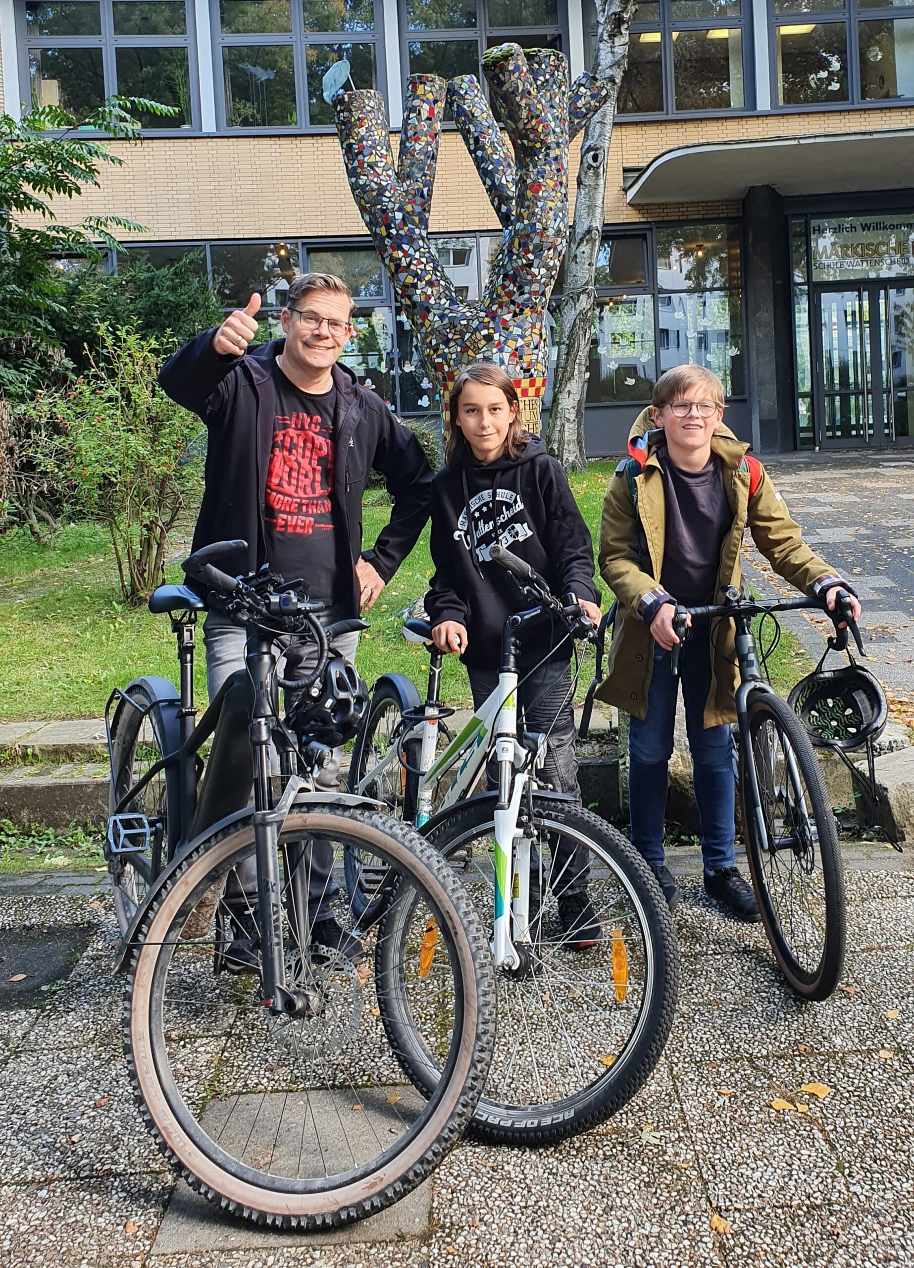 Erfolgreiche "Kilometerfresser": Herr Scheitler, Paul (Klasse 6b) und Titus (Klasse 9b). Nicht im Bild: Erik (EF)